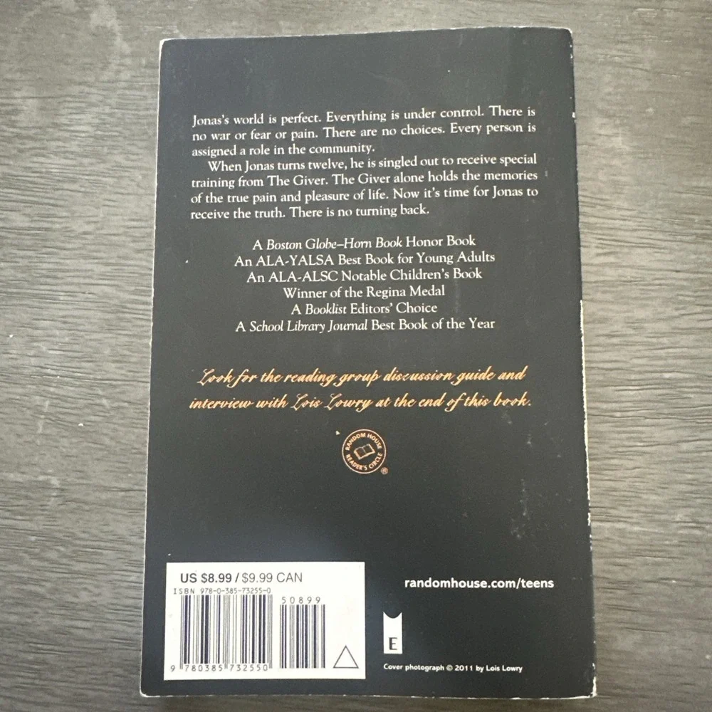 The Giver - Paperback By Lowry, Lois - VERY GOOD